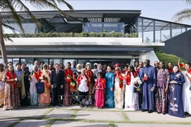 NA Chairman Tran Thanh Man and his spouse with members of the Vietnamese community in Senegal. (Photo: VNA)
