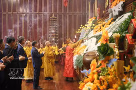 Officials and Buddhist monks and nuns offer incense at the opening ceremony of the Yen Tu Spring Festival 2026 on February 26. (Photo: VNA)