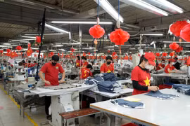 Workers make garment products for export in the northern province of Bac Ninh. (Photo: VNA)