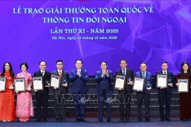 Prime Minister Pham Minh Chinh (fifth, right) presents the first prize to the authors and groups of authors. (Photo: VNA)