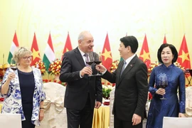 Vietnamese President Luong Cuong, his Hungarian counterpart Sulyok Tamas, and their spouses toast at the State banquet in Hanoi on May 28. (Photo: VNA)