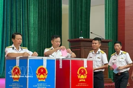 The atmosphere during voting for deputies to the 16th National Assembly and People’s Councils for the 2026–2031 term at Polling Station No. 20, Brigade 957, Naval Region 4, in Khanh Hoa. (Photo: VNA)