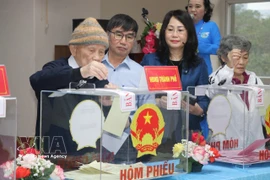Nguyen Trong Khien, aged 100, casts his ballot at Polling Station No. 16, Residential Group No. 40, Yen Hoa ward, Hanoi, on March 15, 2026. (Photo: VNA)