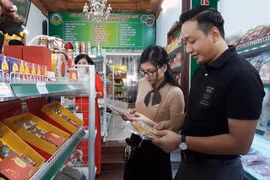 Customers buy products at a shop introducing OCOP items in Hanoi. (Photo: kinhtedothi.vn)