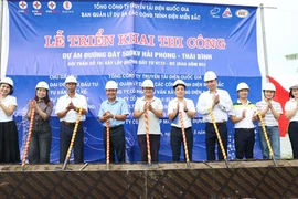 National Power Transmission Corporation leaders, representatives of Nguyen Du commune and other delegates at the project's groundbreaking ceremony. (Photo: VNA)