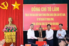 Party General Secretary To Lam (L) presents a statue of President Ho Chi Minh to Dat Mui commune (Photo: VNA)