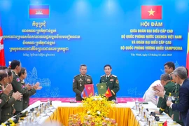 At the talks between Vietnamese Minister of National Defence General Phan Van Giang (R) and Cambodian Deputy Prime Minister and Minister of National Defence General Tea Seiha on November 13. (Photo: VNA)