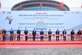 Prime Minister Pham Minh Chinh (C) and delegates cut a ribbon to innaugurate the Vietnam National Space Centre (VNSC) at Hoa Lac Hi-Tech Park in Hanoi on March 13 (Photo: VNA)