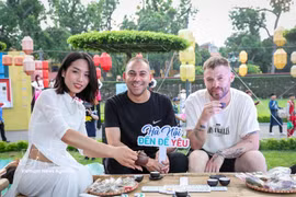 International visitors experience drinking West Lake lotus-infused tea (Photo: VNA)
