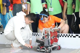 Students control robots at the FPT Schools AI & Robotics Challenge (Photo: VNA)