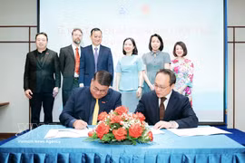 Representatives of Central Retail Vietnam and Lotte Plaza Market sign a distribution cooperation agreement at the networking event in Ho Chi Minh City on March 13. (Photo: VNA)