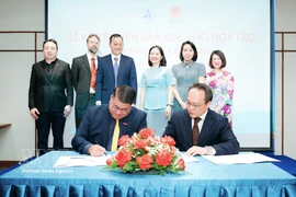 Representatives of Central Retail Vietnam and Lotte Plaza Market sign a distribution cooperation agreement at the networking event in Ho Chi Minh City on March 13. (Photo: VNA)