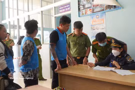 Illustrative image: Authorities strengthen control at the Dinh Ba International Border Gate to prevent illegal entry and exit. (Photo: VNA)