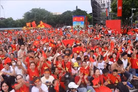 Citizens gather on Hanoi streets to watch a rehearsal of the parade marking the 80th National Day anniversary. (Photo: VNA)