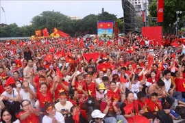 Citizens gather on Hanoi streets to watch a rehearsal of the parade marking the 80th National Day anniversary. (Photo: VNA)