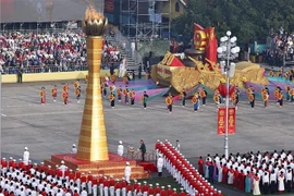 The ceremony begins with a torch relay and the lighting of the flame monument – a symbol of the aspirations of the Vietnamese people. (Photo: VNA)