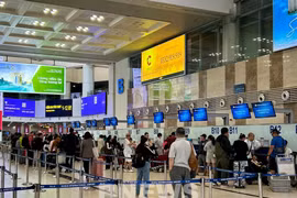 Noi Bai International Airport is expected to serve 108,000 passengers, including 44,000 international passengers, on peak day of the April 30-May 1 holiday. (Photo: VNA)