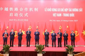 Vietnamese Paty General Secretary To Lam, Party General Secretary and President of China Xi Jinping, and officials at the launching ceremony of the Vietnam – China railway cooperation mechanism in Hanoi on April 15. (Photo: VNA)