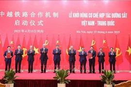 Vietnamese Paty General Secretary To Lam, Party General Secretary and President of China Xi Jinping, and officials at the launching ceremony of the Vietnam – China railway cooperation mechanism in Hanoi on April 15. (Photo: VNA)