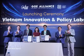 Representatives of participating organisations sign an agreement and officially launch the Vietnam Innovation & Policy Labs, an independent policy research and advisory organisation, at the Vietnam Global Innovation Connect (VGIC) 2026 in Ho Chi Minh City on July 29. (Photo: VNA)