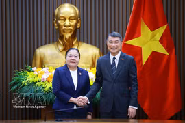 Prime Minister Le Minh Hung (R) and Sisay Leudetmounsone, Politburo member, Secretary of the Central Committee of the Lao People's Revolutionary Party (LPRP) and head of its Organisation Commission, in Hanoi on July 29, 2026. (Photo: VNA)