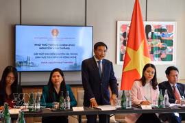 Deputy Prime Minister Nguyen Van Thang speaks at a meeting with Vietnamese experts in finance and technology in Switherland. (Photo: VNA)