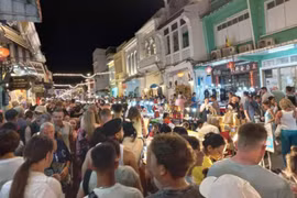 The walking street in the Old Town area in central Phuket. (Photo: bangkokpost.com) 
