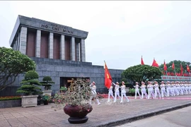 Soldiers march in a flag raising ceremony in front of the Ho Chi Minh Mausoleum in Hanoi on the morning of May 19, 2025. (Photo: VNA)
