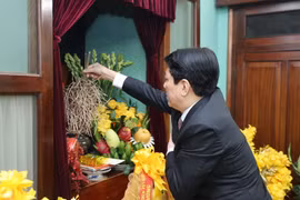 State President Luong Cuong offers incense in commemoration of President Ho Chi Minh at House 67 in Hanoi on February 13, 2026. (Photo: VNA)