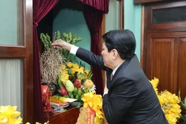 State President Luong Cuong offers incense in commemoration of President Ho Chi Minh at House 67 in Hanoi on February 13, 2026. (Photo: VNA)