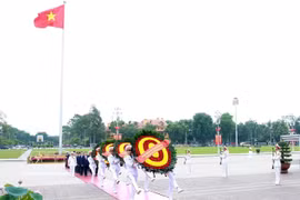 Incumbent and former Party and State leaders pay tribute to President Ho Chi Minh at his mausoleum in Hanoi on May 19, 2026. (Photo: VNA)