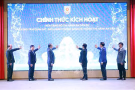 Deputy Prime Minister Ho Quoc Dung (second, left) and Minister of Justice Nguyen Hai Ninh, together with other delegates, at the launch of the national digital platform for civil judgment enforcement and the intelligent operations centre for the civil judgment enforcement system (Photo: VNA)