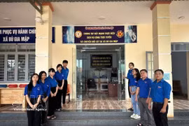 Youth union members in Bu Gia Map commune help local residents complete administrative procedures. (Photo: VNA)