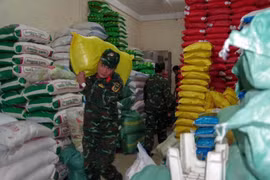 Soldiers transport rice to distribute to flood-hit residents on October 31. (Photo: VNA)