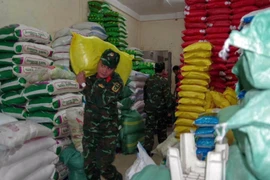 Soldiers transport rice to distribute to flood-hit residents on October 31. (Photo: VNA)