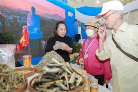Visitors explore local products at the Autumn Fair 2025 (Photo: VNA)