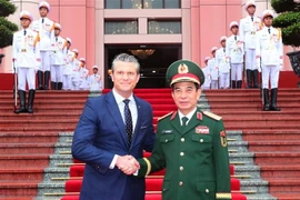 General Phan Van Giang, Minister of National Defence of Vietnam (right), and US Secretary of War Pete Hegseth at their talks in Hanoi on November 2 (Photo: VNA)