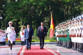 PM Pham Minh Chinh (L) and Ethiopian PM Abiy Ahmed Ali review the guard of honour. (Photo: VNA)
