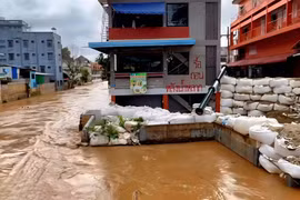Sandbags are put up in flood-prone areas in Mae Sai district of Chiang Rai province on Friday. (Photo: Chiang Rai public relations office)
