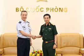 Deputy Prime Minister and Minister of National Defence General Phan Van Giang (R) receives General Uchikura Hiroaki, Chief of Staff of the Japan Self-Defense Forces (JSDF), in Hanoi on June 2, 2026. (Photo: baochinhphu.vn)