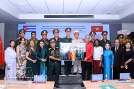 Representatives of the liaison committee of veterans of Battalion 261 - Giron in Ho Chi Minh City present a commemorative photo to Mauricio Alejandro Martínez Duque, Consul General of Cuba in the city. (Photo: VNA)