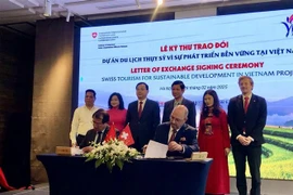 Swiss Ambassador to Vietnam Thomas Gass and Deputy Director of the Vietnam National Authority of Tourism Ha Van Sieu sign a Letter of Exchange. (Photo: VNA)