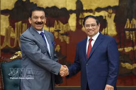 PM Pham Minh Chinh (R) receives Kuwaiti Ambassador to Vietnam Yousef Ashour Al-Sabbagh in Hanoi on April 4. (Photo: VNA)