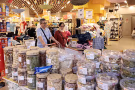 Consumers shop at the WinMart Thang Long supermarket in Hanoi (Photo: VNA)