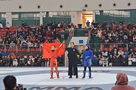 Lo Thi Phung (left) is the champion of the women's 49kg category of the Asian Mixed Martial Arts Championships 2026. (Photo: courtesy of VMMAF)