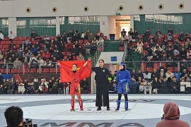 Lo Thi Phung (left) is the champion of the women's 49kg category of the Asian Mixed Martial Arts Championships 2026. (Photo: courtesy of VMMAF)