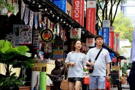 Korean tourists on Ho Chi Minh City's book street (Photo: VNA)