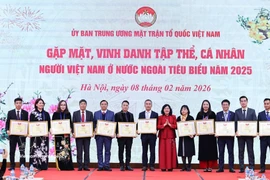 Chairwoman of the Vietnam Fatherland Front Central Committee Bui Thi Minh Hoai presents certificates of merit to collectives and individuals abroad for mobilising and uniting OVs to participate in patriotic emulation movements and campaigns launched by the VFF. (Photo: VNA)