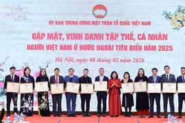 Chairwoman of the Vietnam Fatherland Front Central Committee Bui Thi Minh Hoai presents certificates of merit to collectives and individuals abroad for mobilising and uniting OVs to participate in patriotic emulation movements and campaigns launched by the VFF. (Photo: VNA)