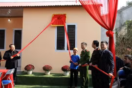 A family in Dong Buc commune in Loc Binh district in the northern province of Lang Son receives a new house that was built with support from the Public Security Ministry and the provincial authorities. (Photo: VNA)